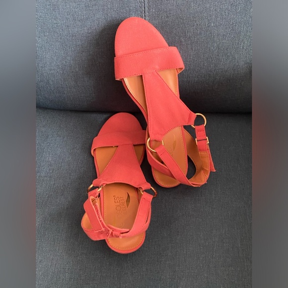 Aerosoles size 8 sandals Salmon Pink sandals. Velcro closure. GUC. 🦩🎀🌺 - Picture 9 of 12